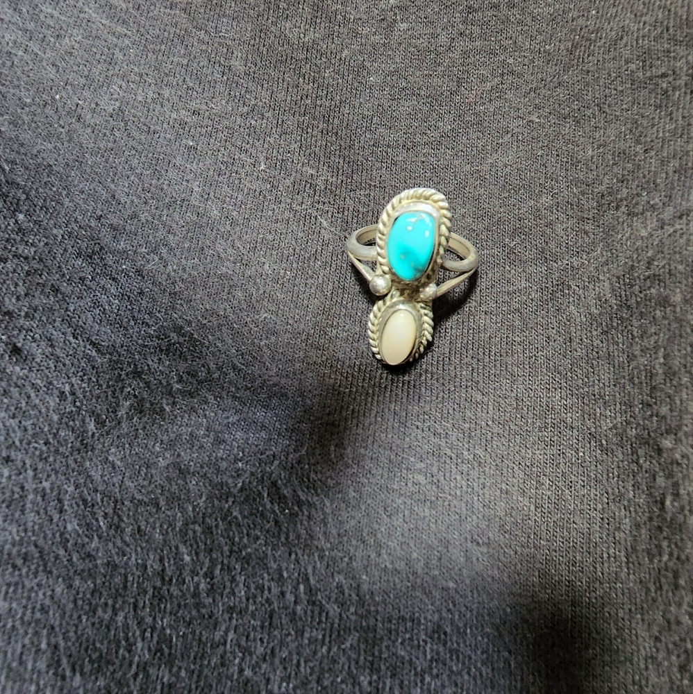 Nice vintage silver turquoise ring